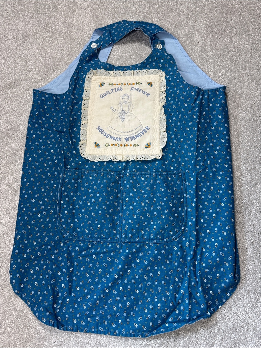 VINTAGE HANDMADE COBBLE APRON EMBROIDERED QUILTED POCKET SEW BUTTON CROSS BACK